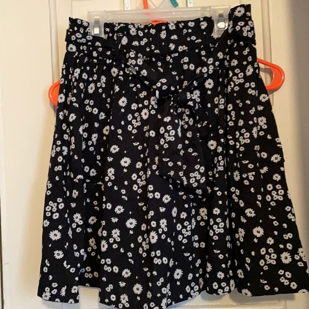 Black and white floral skirt NWT small